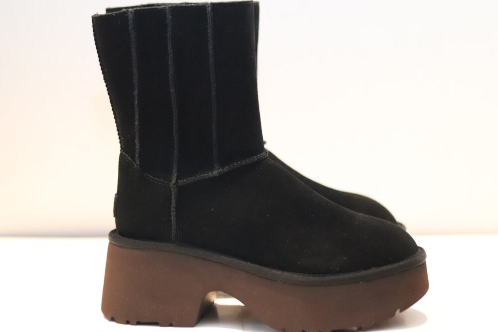 UGG Twin Seam New Heights boots Sz 8 black suede